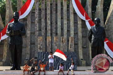 Pertama kali, gubernur peringati kemerdekaan di Tugu Proklamasi