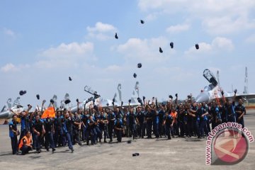 Gembira bersama setelah misi Sukhoi Su-27 dan F-16 selesai