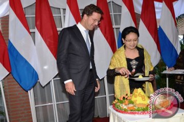 Dubes RI berikan PM Belanda tumpeng