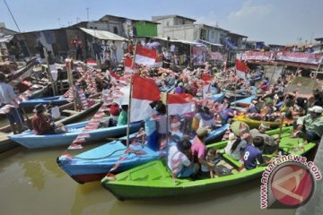 Puluhan perahu hias "hidupkan" Sungai Banjir Kanal Semarang