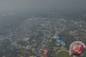 Kabut asap Pekanbaru menebal