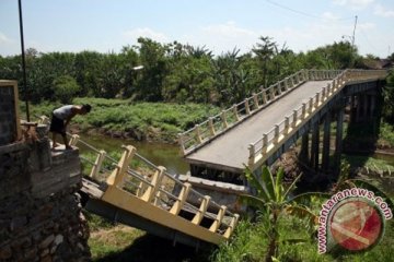 Hujan deras putuskan jembatan Way Semangka