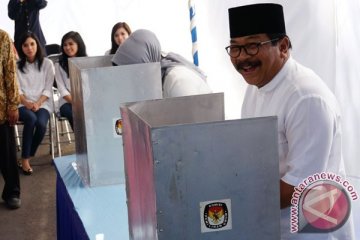 Soekarwo dan keluarga mencoblos