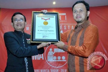 Bima Arya Terima Rekor MURI Mengajar Estafet