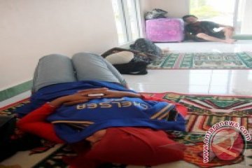 BANDARA TUTUP PENUMPANG TERLANTAR