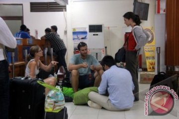 TIGA HARI MENUNGGU KEBERANGKATAN