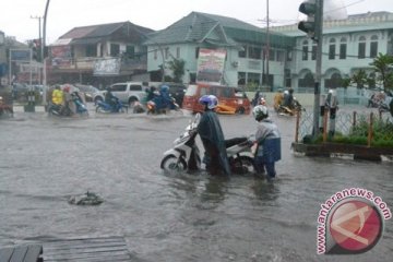 Banjir rendam beberapa ruas jalan di Samarinda