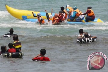 Jalur wisata Pantai Anyer-Carita padat