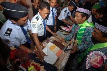 Petugas sita pisau dan minyak sayur calon haji