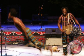 Hentakan dan "capoiera" Badema di Festival Danau Toba 2013  