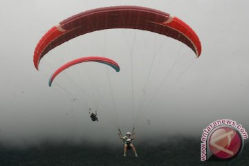 Juara kembar di paralayang Festival Danau Toba