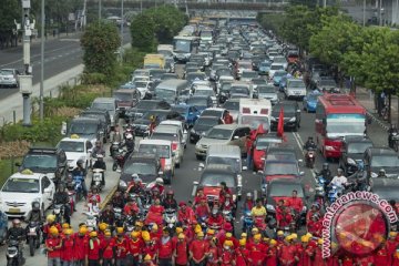 Demonstran menyeberang tol, Jalan Gatot Subroto macet