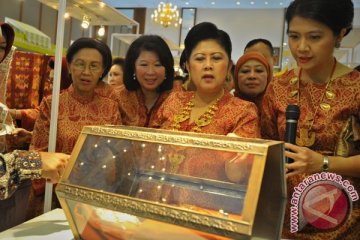 Okke Rajasa kembangkan tenun di pelosok Indonesia