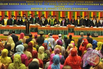 Presiden dapat gelar doktor honoris causa hukum perdamaian