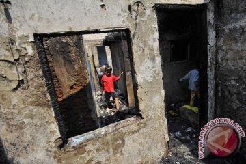 Polisi ungsikan korban kebakaran di Pamekasan