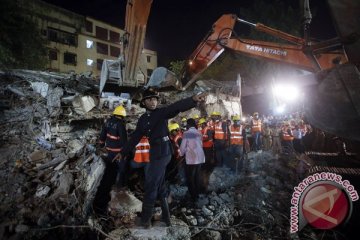 Apartemen di Mumbai ambruk, dikhawatirkan ratusan orang terjebak