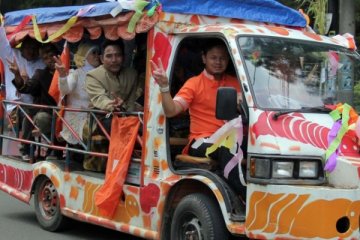 Bima Arya antar pengantin dengan odong-odong