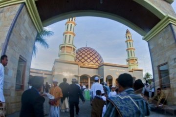 Di Masjid Alfatah gubernur shalat id bersama ribuan umat Islam Maluku