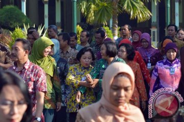 Warga Palembang sambut hari batik