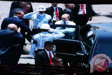 Vladimir Putin buka jas sebelum masuk limosin 