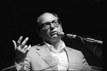 Novelis Oscar Hijuelos meninggal dunia