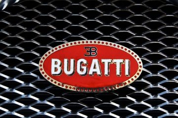 Bugatti Veyron warna emas gemparkan London