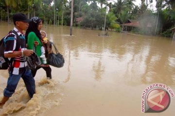 Masyarakat pedalaman Aceh Barat terkurung banjir besar