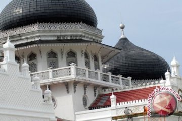 Gubernur minta lantai batako Masjid Raya Baiturrahman diganti batu bata