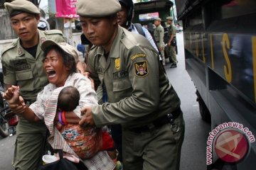 Tim gabungan razia 4 pengemis, 10 gelandangan, 21 orang gila di Medan