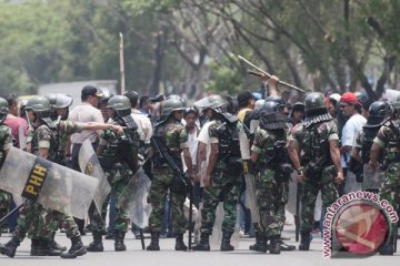 Ormas bentrok dengan buruh di Bekasi