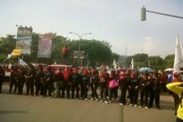 Buruh Blokir Jalan/Larno