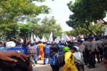 Buruh Kepung Disnaker Batam/Dedi