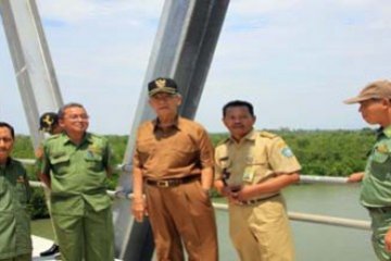 Tinjau Pengerjaan Jembatan/Henky Mohari