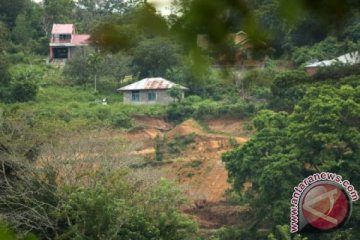 Tim SAR pesisir selatan bersihkan material longsor