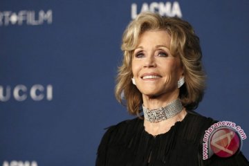Jane Fonda terima penghargaan BAFTA saat diciduk polisi