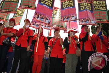 Puluhan buruh diPHK sepihak datangi DPRD Sulut