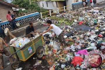 Ratusan ton sampah di Garut tidak terangkut