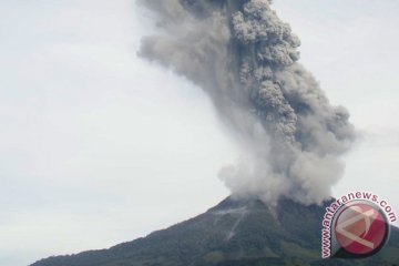 Gunung Sinabung erupsi tiga kali pagi ini