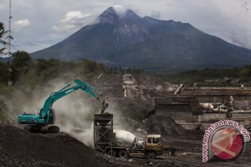 Gunung Merapi embuskan asap letusan freatik