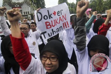 Ratusan dokter Jawa Barat unjuk rasa