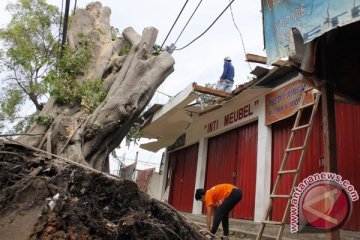 Angin kencang tumbangkan Billboard tiga korban terluka