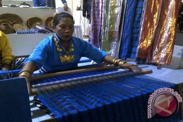 Peragaan menenun kain meriahkan Pekan Produk Kreatif