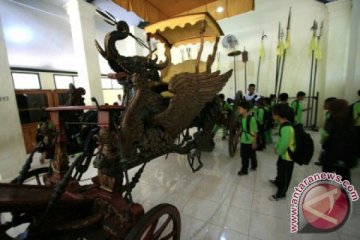 Libur Lebaran Keraton Kasepuhan Cirebon ramai pengunjung