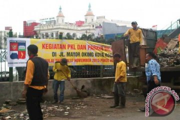 Penertiban PKL dan parkir sekitar stasiun
