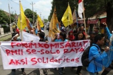 TUNTUT PEMBEBASAN REKANNYA