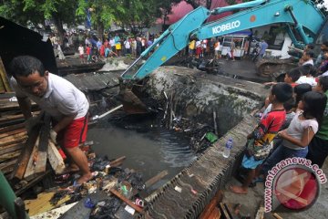 Jakbar kuras 350 saluran air dan dua waduk