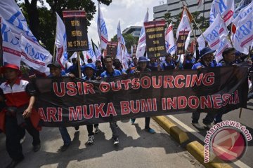 Setengah pekerja Indonesia berada di bawah garis kemiskinan