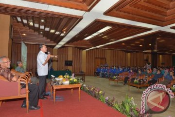 Menhut Memberikan Penyuluhan Pengelolaan Hutan 