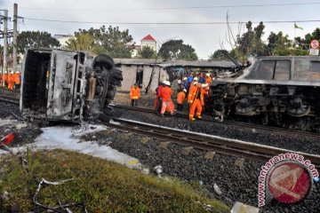 Stasiun-stasiun kereta kibarkan bendera setengah tiang