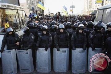 Mantan menteri Ukraina dipukul polisi dalam unjuk rasa